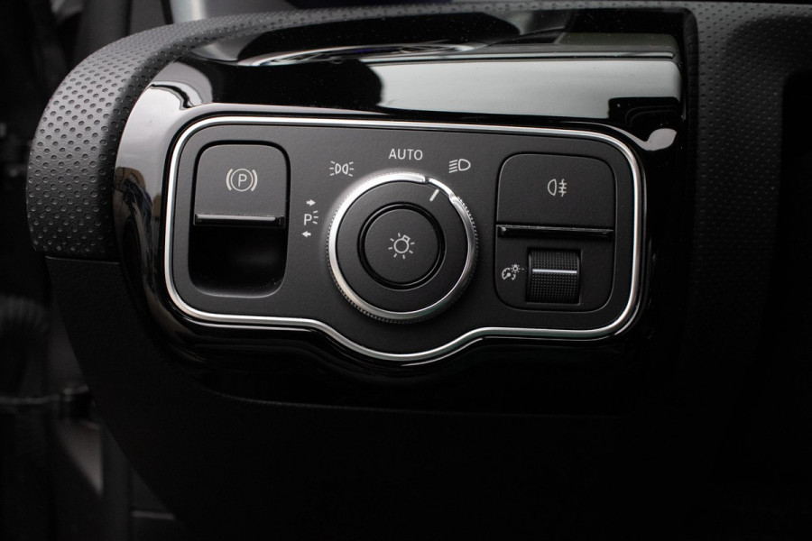 Mercedes-Benz A-Klasse 180 Edition AMG Line Pano Camera Burmester Stoelverwarming LED