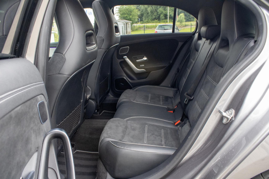 Mercedes-Benz A-Klasse 180 Edition AMG Line Pano Camera Burmester Stoelverwarming LED