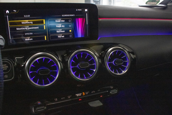 Mercedes-Benz A-Klasse 180 Edition AMG Line Pano Camera Burmester Stoelverwarming LED
