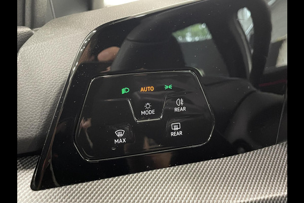 Volkswagen Golf Variant 1.5 eTSI R-Line Business Digital Cockpit 12.9 inch Touchscreen Camera ACC Lane Assist Side Assist CarPlay DAB Climatronic Stoelverwarming Privacy Glass 17 inch LM Velgen Pure White