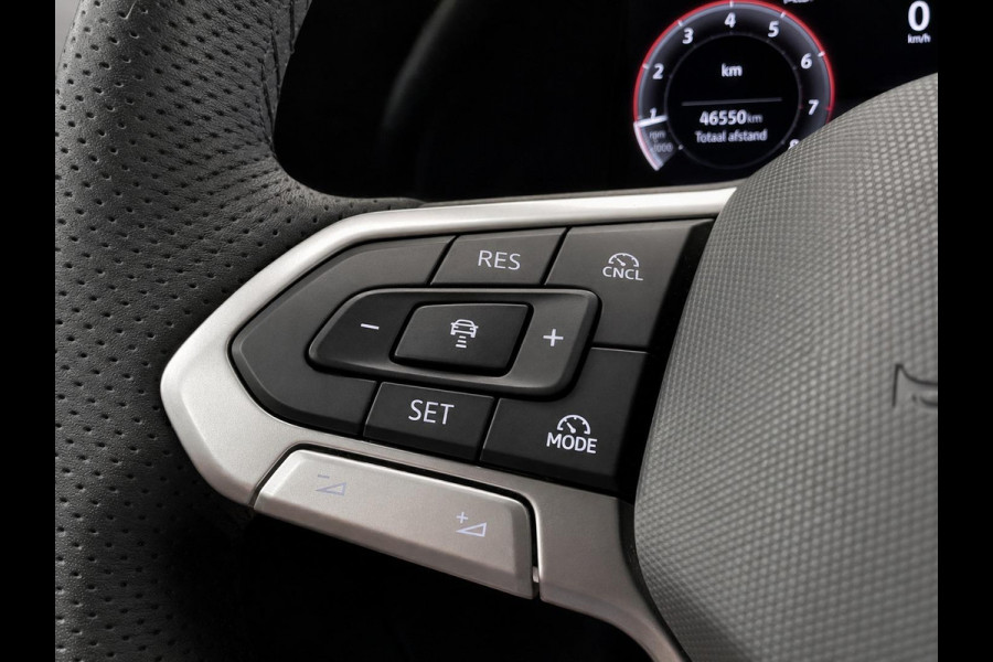 Volkswagen Golf Variant 1.5 eTSI R-Line Business Digital Cockpit 12.9 inch Touchscreen Camera ACC Lane Assist Side Assist CarPlay DAB Climatronic Stoelverwarming Privacy Glass 17 inch LM Velgen Pure White