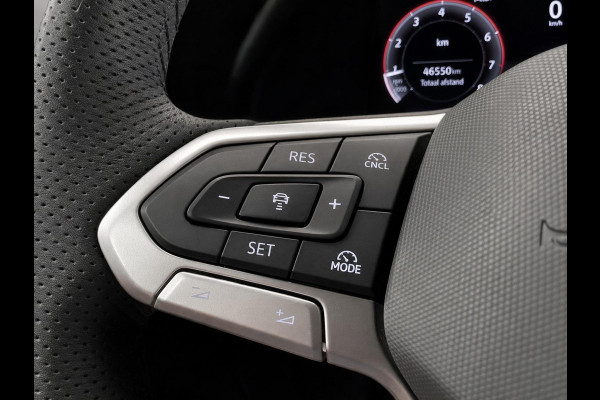 Volkswagen Golf Variant 1.5 eTSI R-Line Business Digital Cockpit 12.9 inch Touchscreen Camera ACC Lane Assist Side Assist CarPlay DAB Climatronic Stoelverwarming Privacy Glass 17 inch LM Velgen Pure White