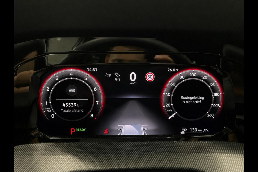 Volkswagen Golf Variant 1.5 eTSI R-Line Business Digital Cockpit 12.9 inch Touchscreen Camera ACC Lane Assist Side Assist CarPlay DAB Climatronic Stoelverwarming Privacy Glass 17 inch LM Velgen Pure White