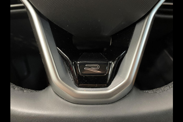 Volkswagen Golf Variant 1.5 eTSI R-Line Business Digital Cockpit 12.9 inch Touchscreen Camera ACC Lane Assist Side Assist CarPlay DAB Climatronic Stoelverwarming Privacy Glass 17 inch LM Velgen Pure White