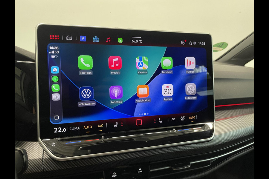 Volkswagen Golf Variant 1.5 eTSI R-Line Business Digital Cockpit 12.9 inch Touchscreen Camera ACC Lane Assist Side Assist CarPlay DAB Climatronic Stoelverwarming Privacy Glass 17 inch LM Velgen Pure White