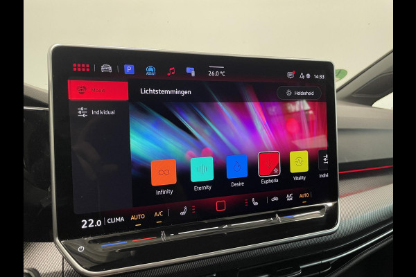 Volkswagen Golf Variant 1.5 eTSI R-Line Business Digital Cockpit 12.9 inch Touchscreen Camera ACC Lane Assist Side Assist CarPlay DAB Climatronic Stoelverwarming Privacy Glass 17 inch LM Velgen Pure White