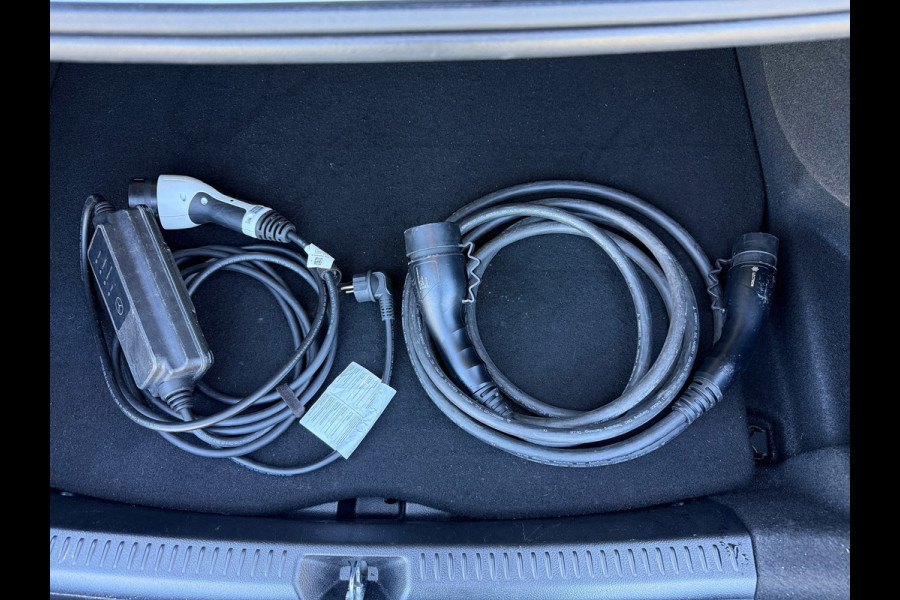 Mercedes-Benz A-Klasse 250 e /Apple CarPlay /18 inch AMG /Navigatie /Stoelverwarming