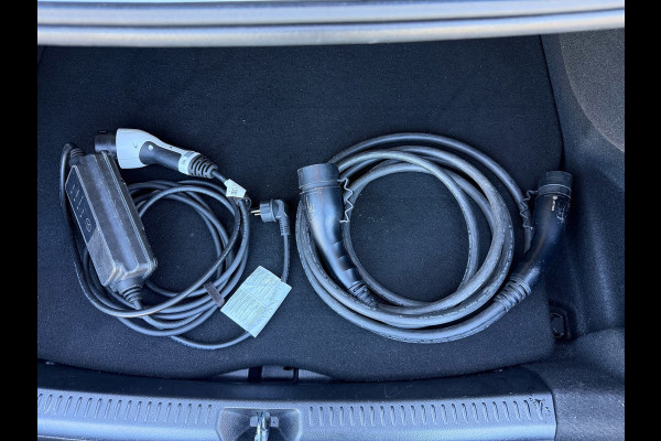 Mercedes-Benz A-Klasse 250 e /Apple CarPlay /18 inch AMG /Navigatie /Stoelverwarming