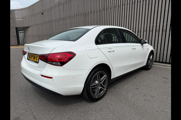 Mercedes-Benz A-Klasse 250 e /Apple CarPlay /18 inch AMG /Navigatie /Stoelverwarming