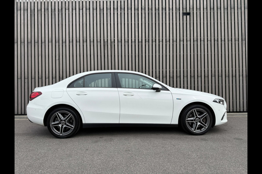 Mercedes-Benz A-Klasse 250 e /Apple CarPlay /18 inch AMG /Navigatie /Stoelverwarming