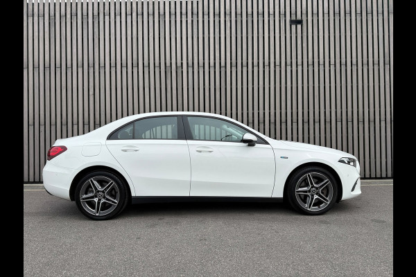 Mercedes-Benz A-Klasse 250 e /Apple CarPlay /18 inch AMG /Navigatie /Stoelverwarming