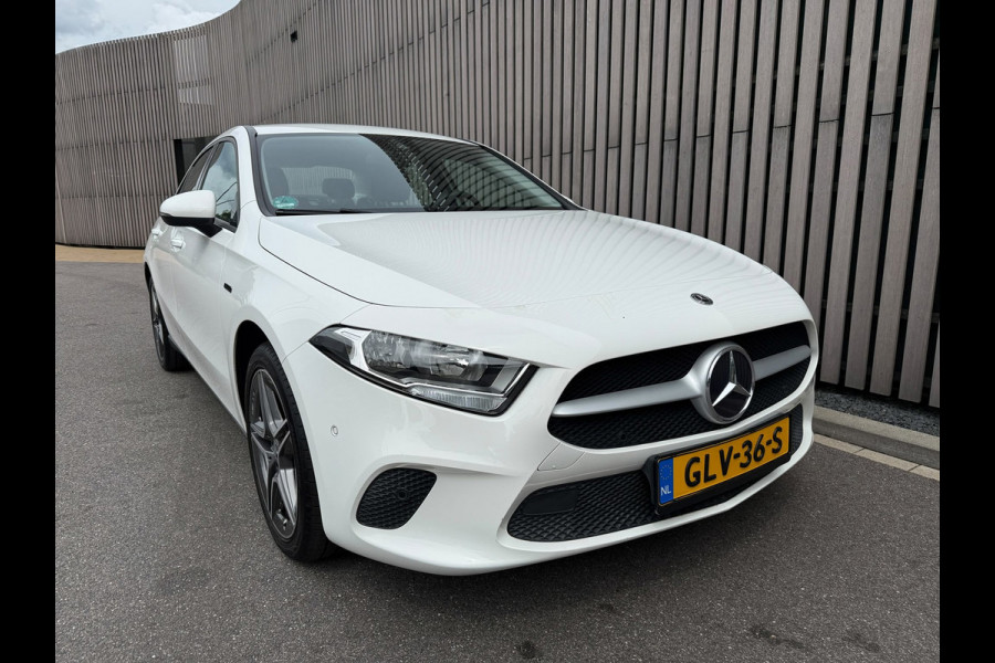 Mercedes-Benz A-Klasse 250 e /Apple CarPlay /18 inch AMG /Navigatie /Stoelverwarming
