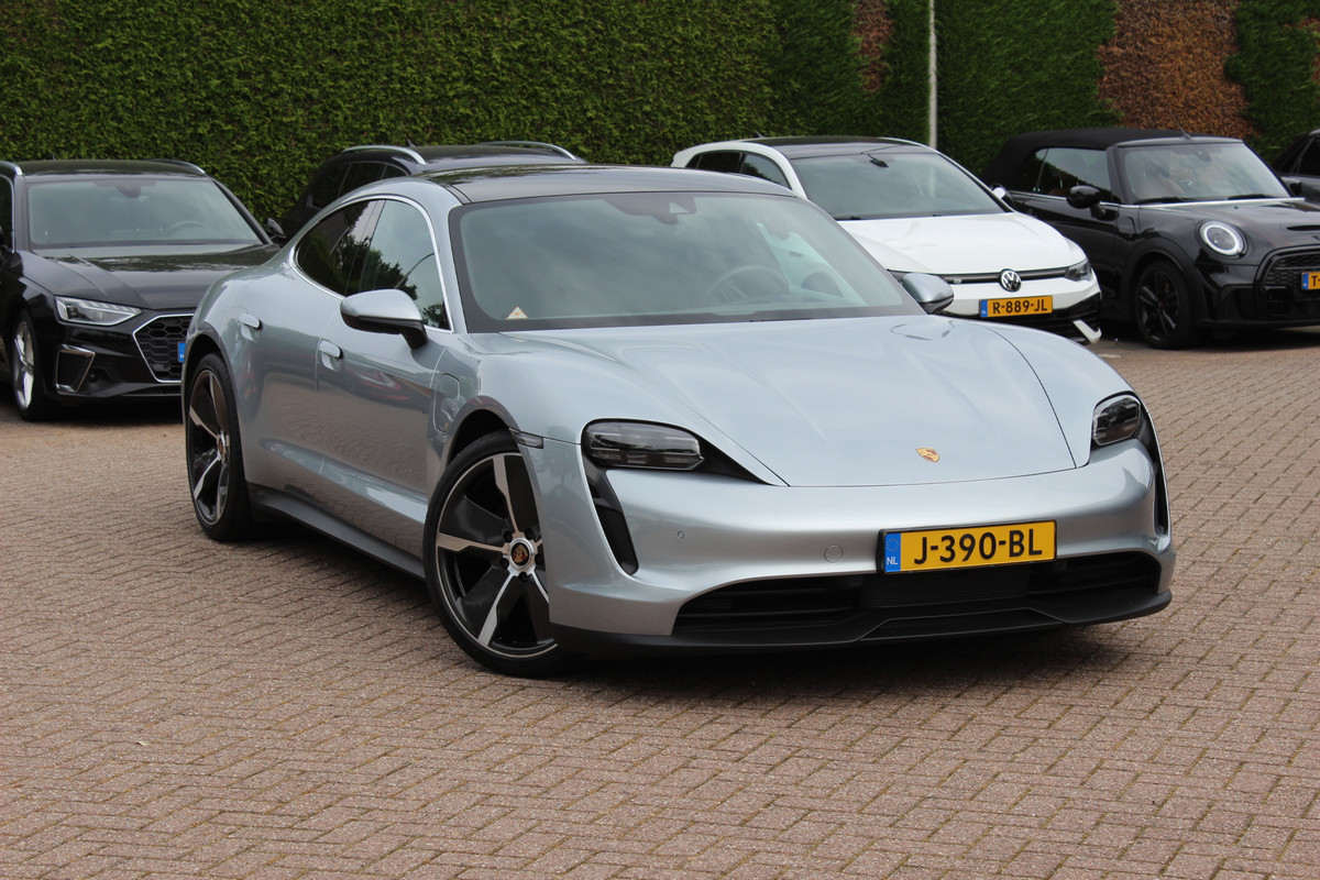 Porsche Taycan 4S Performance 84 kWh / SoH 91,9% / Panoramadak / Camera / Passenger Display / Luchtvering / 21'' / Bose / Stoelverwarming / DAB / Cruise Control