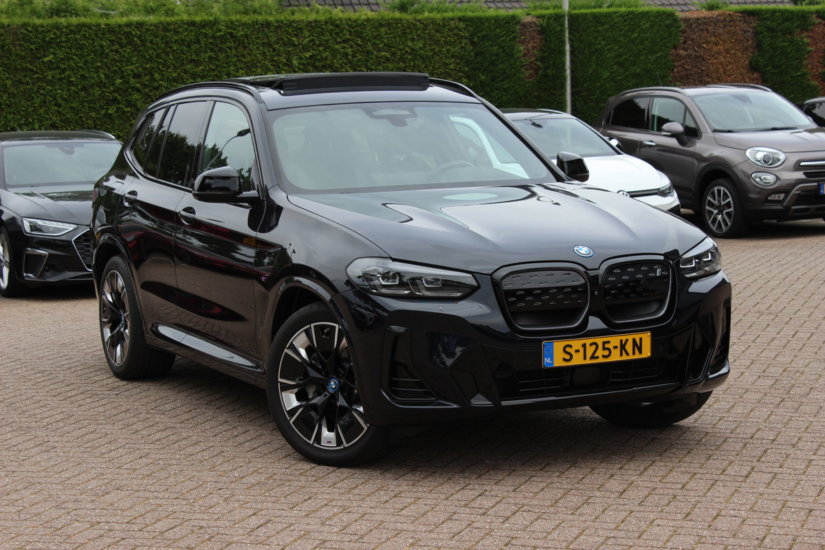BMW iX3 High Executive 80 kWh / SoH 95,6% / Trekhaak / Panoramadak / 360Camera / Head-up / 20'' / Leder / Harman Kardon / Sfeerverlichting / Dodehoek / DAB / Stoelverwarming / ACC