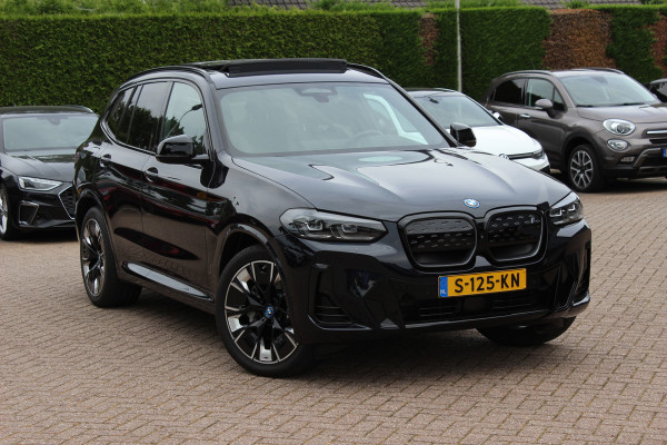 BMW iX3 High Executive 80 kWh / SoH 95,6% / Trekhaak / Panoramadak / 360Camera / Head-up / 20'' / Leder / Harman Kardon / Sfeerverlichting / Dodehoek / DAB / Stoelverwarming / ACC