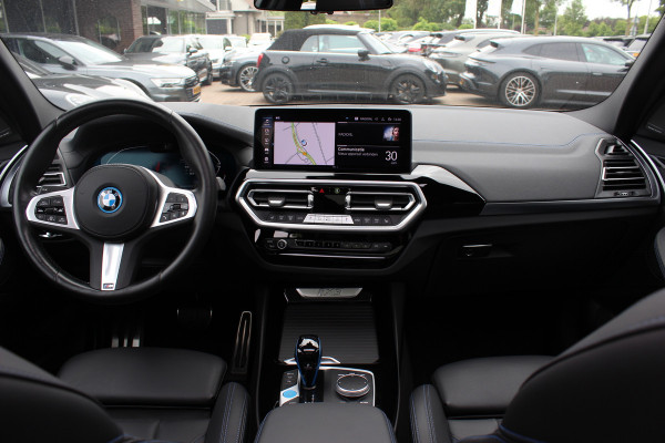 BMW iX3 High Executive 80 kWh / SoH 95,6% / Trekhaak / Panoramadak / 360Camera / Head-up / 20'' / Leder / Harman Kardon / Sfeerverlichting / Dodehoek / DAB / Stoelverwarming / ACC