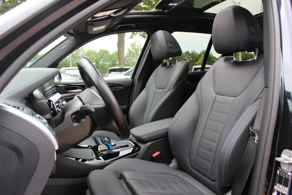 BMW iX3 High Executive 80 kWh / SoH 95,6% / Trekhaak / Panoramadak / 360Camera / Head-up / 20'' / Leder / Harman Kardon / Sfeerverlichting / Dodehoek / DAB / Stoelverwarming / ACC
