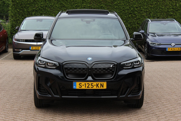 BMW iX3 High Executive 80 kWh / SoH 95,6% / Trekhaak / Panoramadak / 360Camera / Head-up / 20'' / Leder / Harman Kardon / Sfeerverlichting / Dodehoek / DAB / Stoelverwarming / ACC