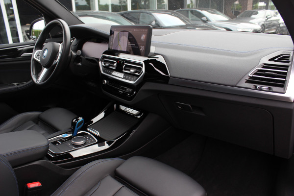 BMW iX3 High Executive 80 kWh / SoH 95,6% / Trekhaak / Panoramadak / 360Camera / Head-up / 20'' / Leder / Harman Kardon / Sfeerverlichting / Dodehoek / DAB / Stoelverwarming / ACC