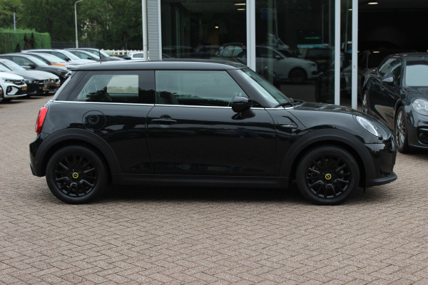 MINI Mini Electric Camden Edition 33 kWh / SoH 95,2% / CarPlay / Half Leder / Parkeerhulp achter / 16'' / Stoelverwarming / DAB / Cruise Control