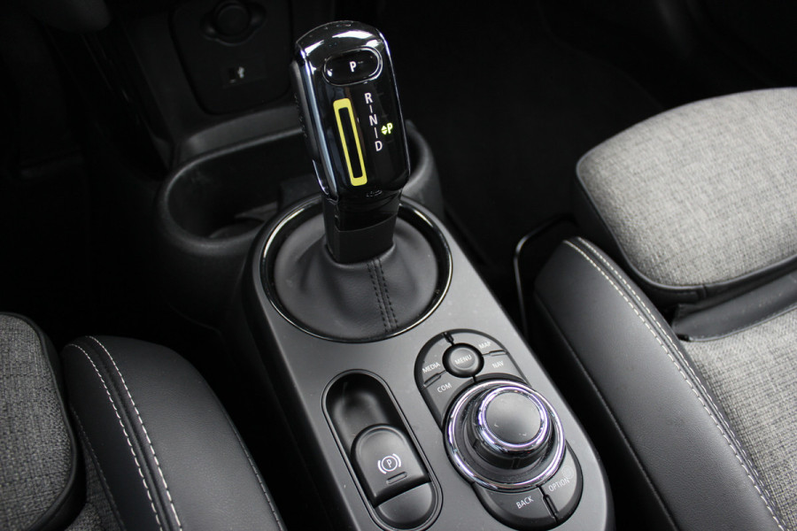 MINI Mini Electric Camden Edition 33 kWh / SoH 95,2% / CarPlay / Half Leder / Parkeerhulp achter / 16'' / Stoelverwarming / DAB / Cruise Control