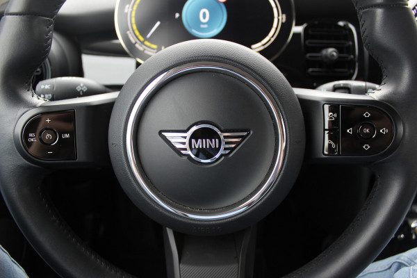 MINI Mini Electric Camden Edition 33 kWh / SoH 95,2% / CarPlay / Half Leder / Parkeerhulp achter / 16'' / Stoelverwarming / DAB / Cruise Control