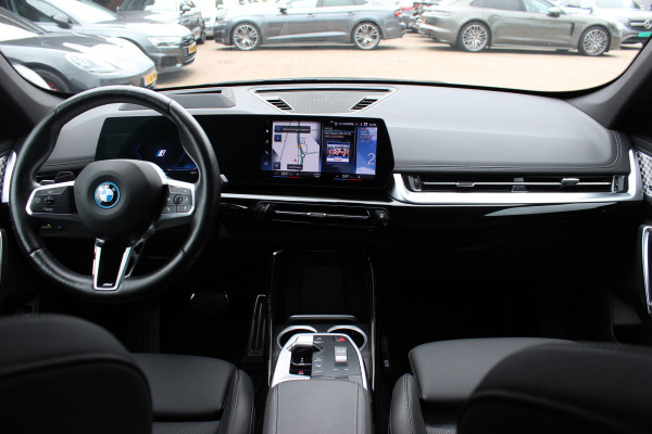 BMW iX1 xDrive30 Launch Edition 67 kWh M Sport / SoH 94% / Trekhaak / 360Camera / Head-up / Leder / CarPlay / 18'' / Keyless / Stoelverwarming / DAB / Cruise Control