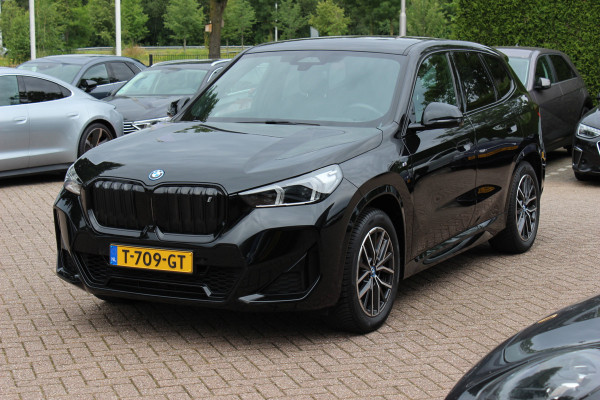 BMW iX1 xDrive30 Launch Edition 67 kWh M Sport / SoH 94% / Trekhaak / 360Camera / Head-up / Leder / CarPlay / 18'' / Keyless / Stoelverwarming / DAB / Cruise Control