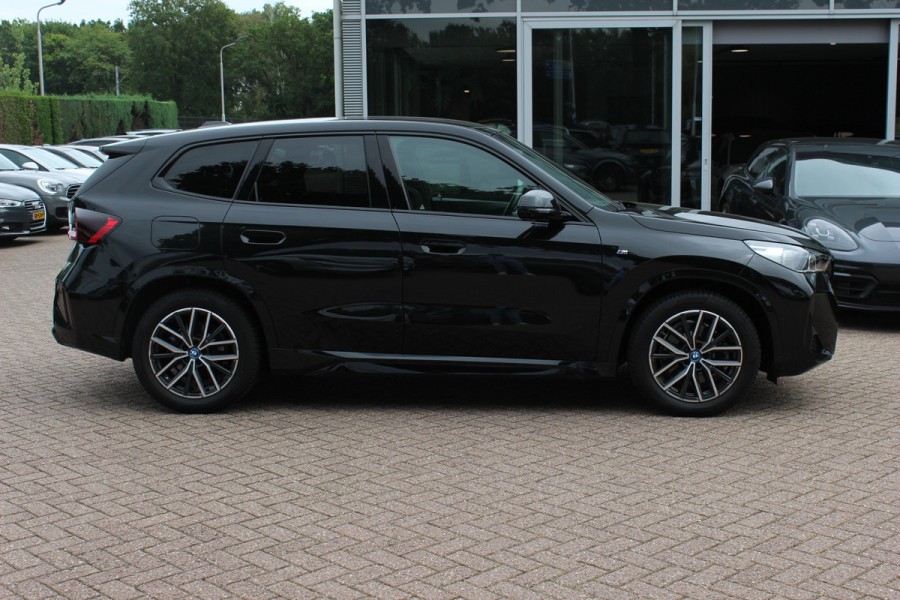BMW iX1 xDrive30 Launch Edition 67 kWh M Sport / SoH 94% / Trekhaak / 360Camera / Head-up / Leder / CarPlay / 18'' / Keyless / Stoelverwarming / DAB / Cruise Control