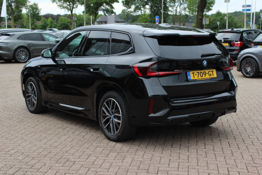 BMW iX1 xDrive30 Launch Edition 67 kWh M Sport / SoH 94% / Trekhaak / 360Camera / Head-up / Leder / CarPlay / 18'' / Keyless / Stoelverwarming / DAB / Cruise Control