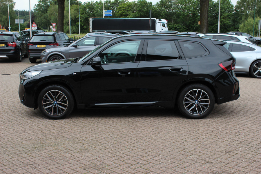 BMW iX1 xDrive30 Launch Edition 67 kWh M Sport / SoH 94% / Trekhaak / 360Camera / Head-up / Leder / CarPlay / 18'' / Keyless / Stoelverwarming / DAB / Cruise Control