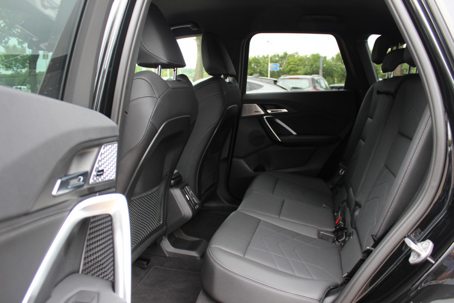 BMW iX1 xDrive30 Launch Edition 67 kWh M Sport / SoH 94% / Trekhaak / 360Camera / Head-up / Leder / CarPlay / 18'' / Keyless / Stoelverwarming / DAB / Cruise Control