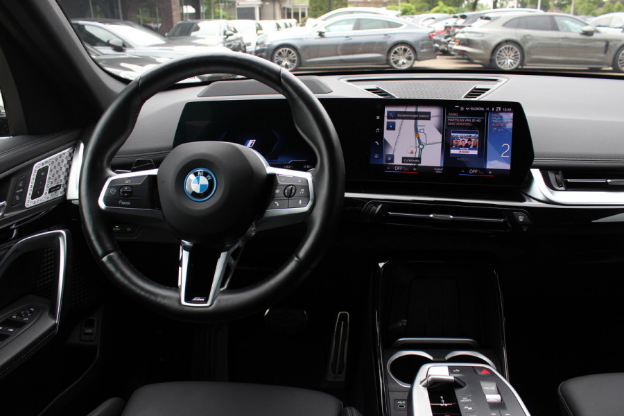 BMW iX1 xDrive30 Launch Edition 67 kWh M Sport / SoH 94% / Trekhaak / 360Camera / Head-up / Leder / CarPlay / 18'' / Keyless / Stoelverwarming / DAB / Cruise Control