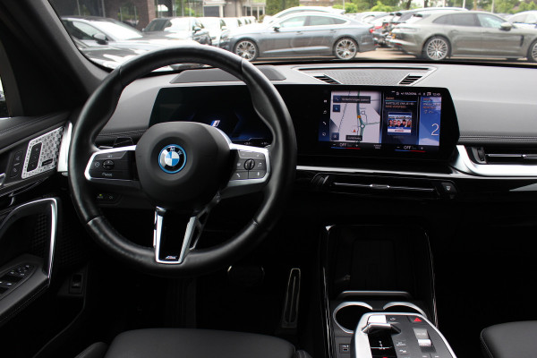 BMW iX1 xDrive30 Launch Edition 67 kWh M Sport / SoH 94% / Trekhaak / 360Camera / Head-up / Leder / CarPlay / 18'' / Keyless / Stoelverwarming / DAB / Cruise Control