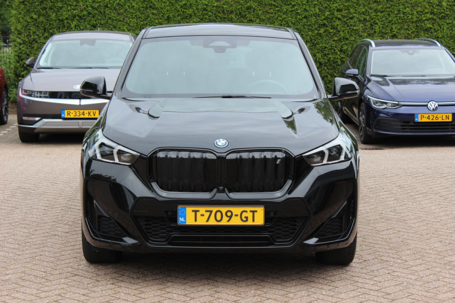 BMW iX1 xDrive30 Launch Edition 67 kWh M Sport / SoH 94% / Trekhaak / 360Camera / Head-up / Leder / CarPlay / 18'' / Keyless / Stoelverwarming / DAB / Cruise Control