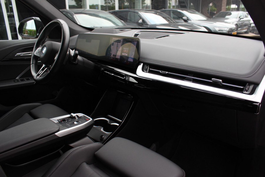 BMW iX1 xDrive30 Launch Edition 67 kWh M Sport / SoH 94% / Trekhaak / 360Camera / Head-up / Leder / CarPlay / 18'' / Keyless / Stoelverwarming / DAB / Cruise Control