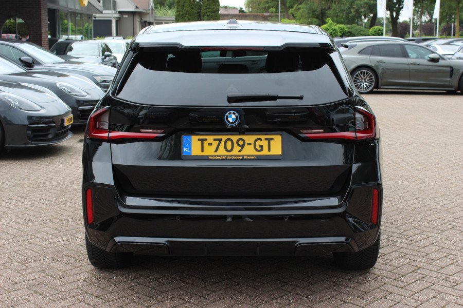BMW iX1 xDrive30 Launch Edition 67 kWh M Sport / SoH 94% / Trekhaak / 360Camera / Head-up / Leder / CarPlay / 18'' / Keyless / Stoelverwarming / DAB / Cruise Control
