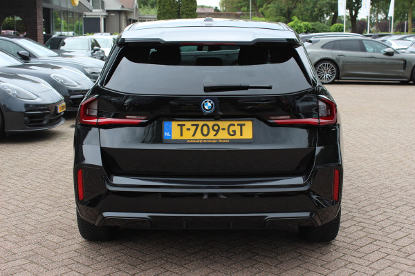 BMW iX1 xDrive30 Launch Edition 67 kWh M Sport / SoH 94% / Trekhaak / 360Camera / Head-up / Leder / CarPlay / 18'' / Keyless / Stoelverwarming / DAB / Cruise Control