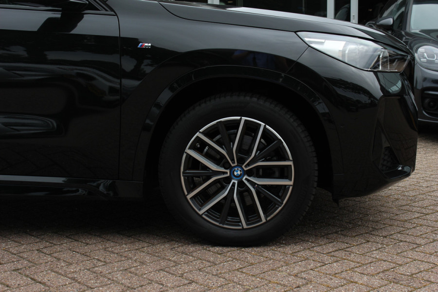 BMW iX1 xDrive30 Launch Edition 67 kWh M Sport / SoH 94% / Trekhaak / 360Camera / Head-up / Leder / CarPlay / 18'' / Keyless / Stoelverwarming / DAB / Cruise Control