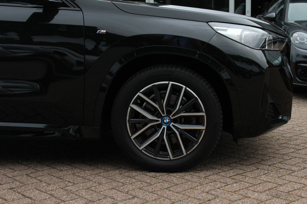 BMW iX1 xDrive30 Launch Edition 67 kWh M Sport / SoH 94% / Trekhaak / 360Camera / Head-up / Leder / CarPlay / 18'' / Keyless / Stoelverwarming / DAB / Cruise Control