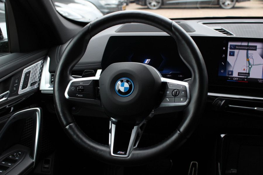 BMW iX1 xDrive30 Launch Edition 67 kWh M Sport / SoH 94% / Trekhaak / 360Camera / Head-up / Leder / CarPlay / 18'' / Keyless / Stoelverwarming / DAB / Cruise Control