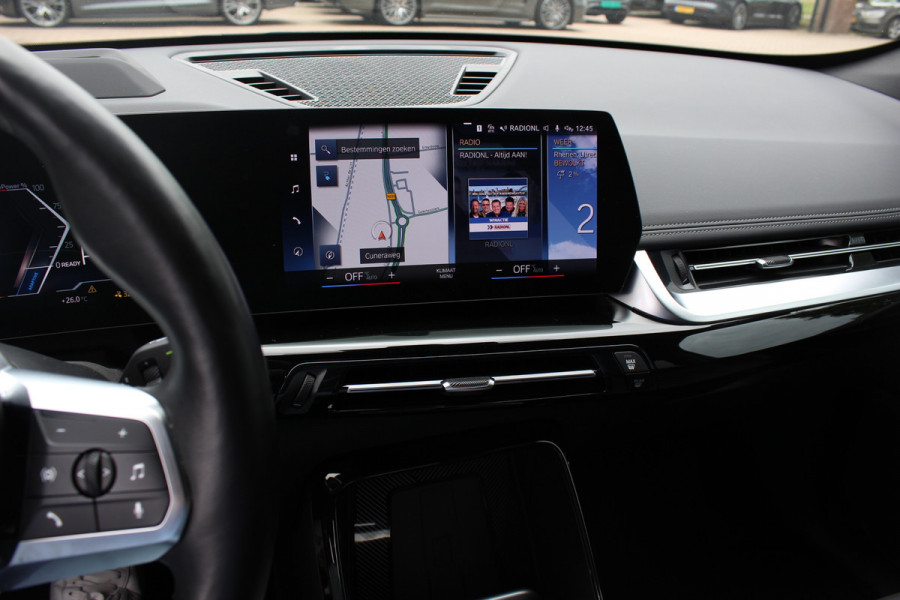 BMW iX1 xDrive30 Launch Edition 67 kWh M Sport / SoH 94% / Trekhaak / 360Camera / Head-up / Leder / CarPlay / 18'' / Keyless / Stoelverwarming / DAB / Cruise Control