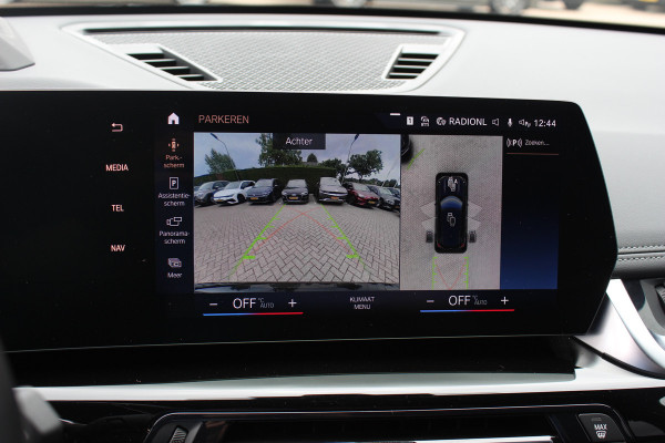 BMW iX1 xDrive30 Launch Edition 67 kWh M Sport / SoH 94% / Trekhaak / 360Camera / Head-up / Leder / CarPlay / 18'' / Keyless / Stoelverwarming / DAB / Cruise Control