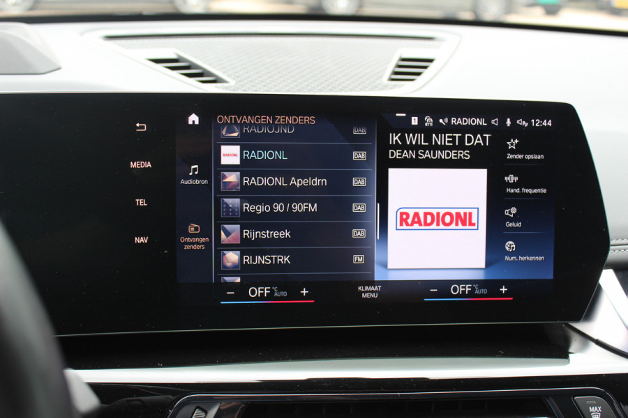 BMW iX1 xDrive30 Launch Edition 67 kWh M Sport / SoH 94% / Trekhaak / 360Camera / Head-up / Leder / CarPlay / 18'' / Keyless / Stoelverwarming / DAB / Cruise Control