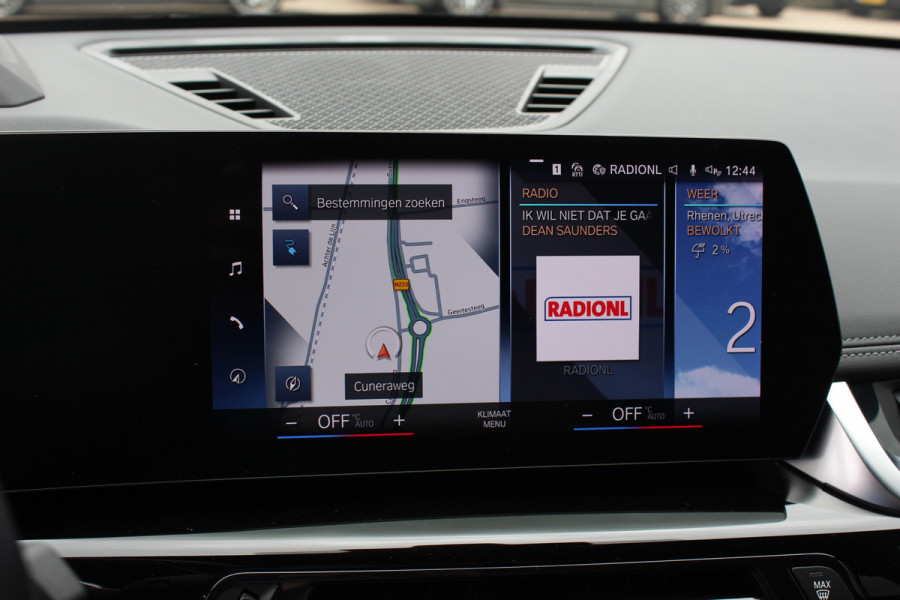 BMW iX1 xDrive30 Launch Edition 67 kWh M Sport / SoH 94% / Trekhaak / 360Camera / Head-up / Leder / CarPlay / 18'' / Keyless / Stoelverwarming / DAB / Cruise Control