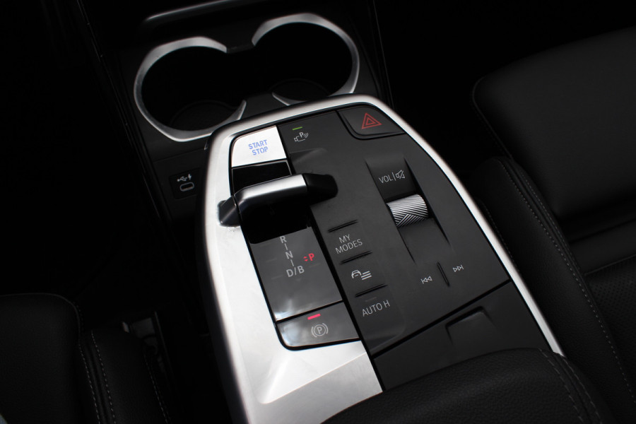 BMW iX1 xDrive30 Launch Edition 67 kWh M Sport / SoH 94% / Trekhaak / 360Camera / Head-up / Leder / CarPlay / 18'' / Keyless / Stoelverwarming / DAB / Cruise Control