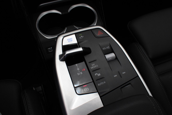 BMW iX1 xDrive30 Launch Edition 67 kWh M Sport / SoH 94% / Trekhaak / 360Camera / Head-up / Leder / CarPlay / 18'' / Keyless / Stoelverwarming / DAB / Cruise Control