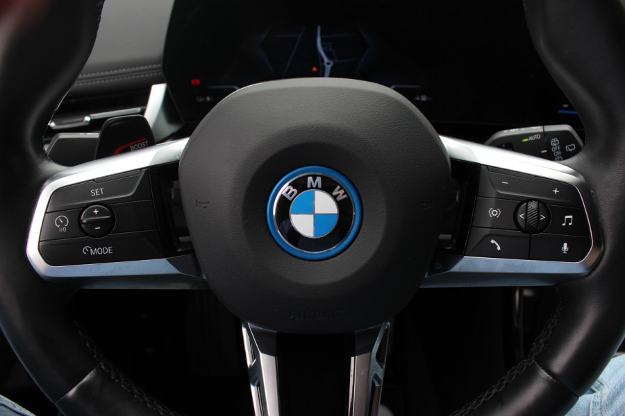 BMW iX1 xDrive30 Launch Edition 67 kWh M Sport / SoH 94% / Trekhaak / 360Camera / Head-up / Leder / CarPlay / 18'' / Keyless / Stoelverwarming / DAB / Cruise Control