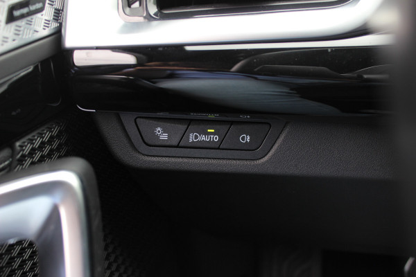 BMW iX1 xDrive30 Launch Edition 67 kWh M Sport / SoH 94% / Trekhaak / 360Camera / Head-up / Leder / CarPlay / 18'' / Keyless / Stoelverwarming / DAB / Cruise Control