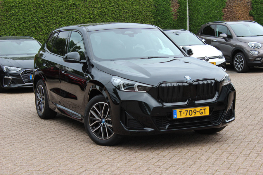 BMW iX1 xDrive30 Launch Edition 67 kWh M Sport / SoH 94% / Trekhaak / 360Camera / Head-up / Leder / CarPlay / 18'' / Keyless / Stoelverwarming / DAB / Cruise Control